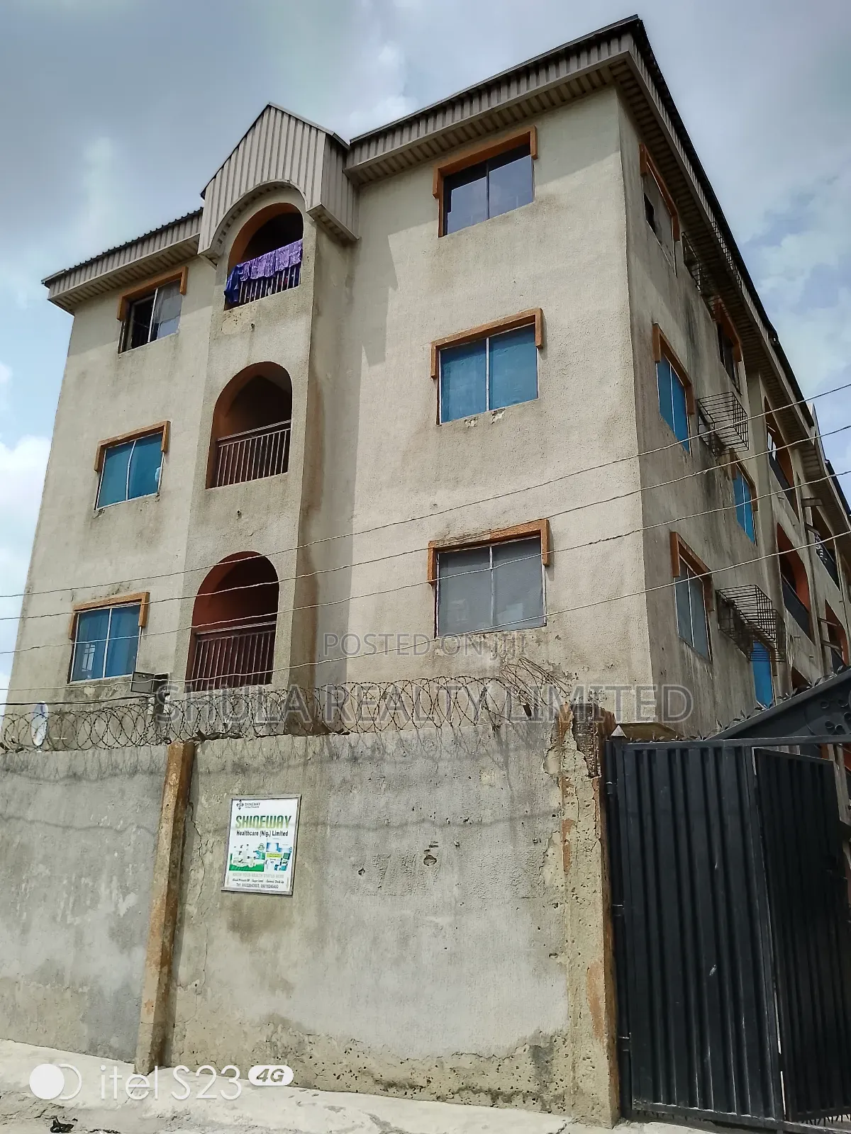 Furnished 20bdrm House in Okokomaiko for sale in Okokomaiko