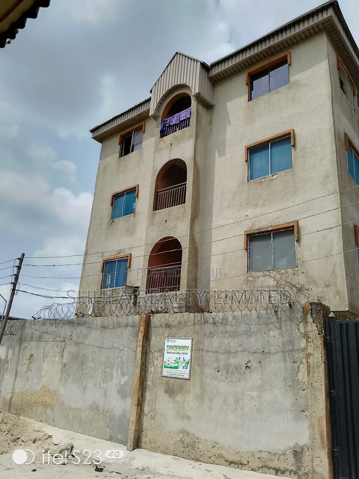 Furnished 20bdrm House in Okokomaiko for sale in Okokomaiko