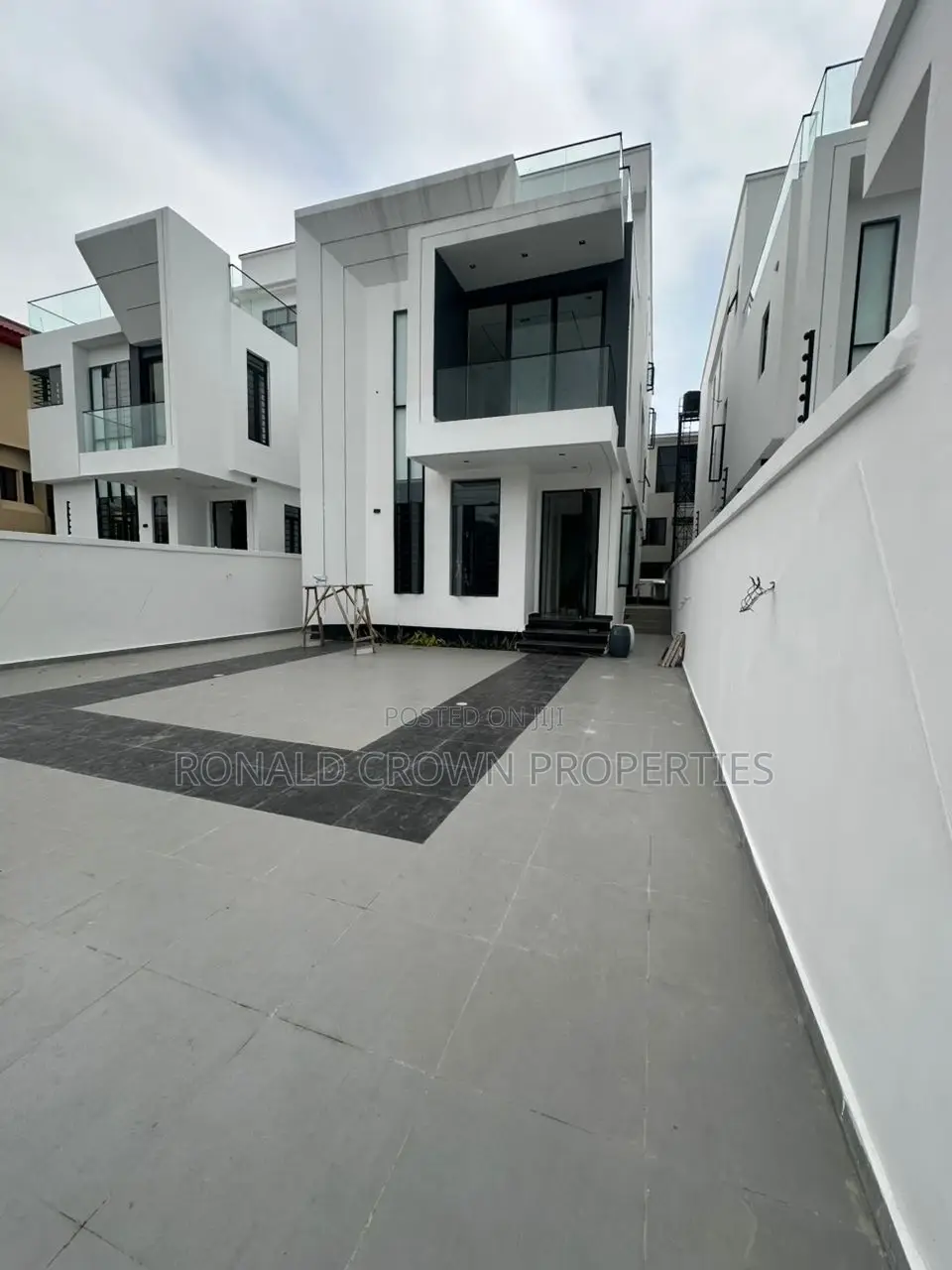 5bdrm Duplex in Lekki Phase 1 for sale in Lekki Phase 1