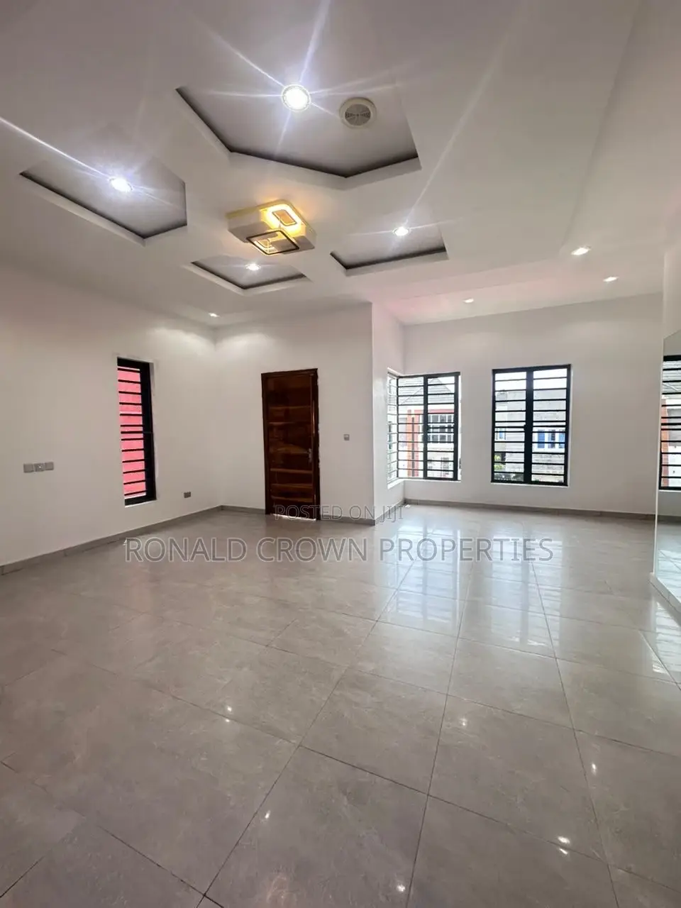 5bdrm Duplex in Ikota for sale in Ikota