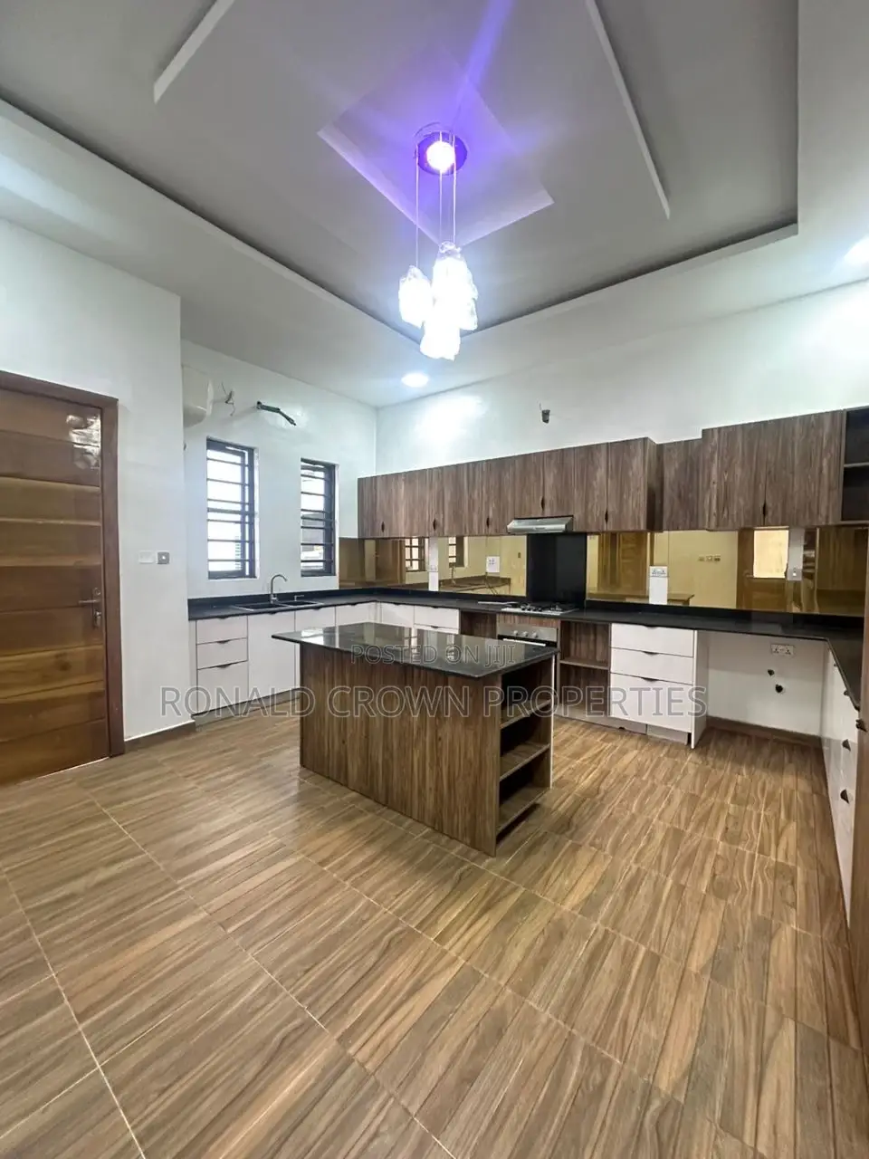 5bdrm Duplex in Ikota for sale in Ikota
