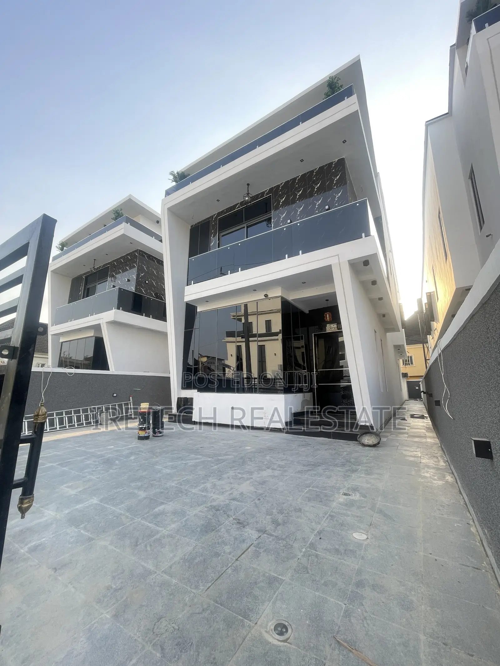 5bdrm Duplex in In A Well Secured, Sangotedo for sale in Sangotedo