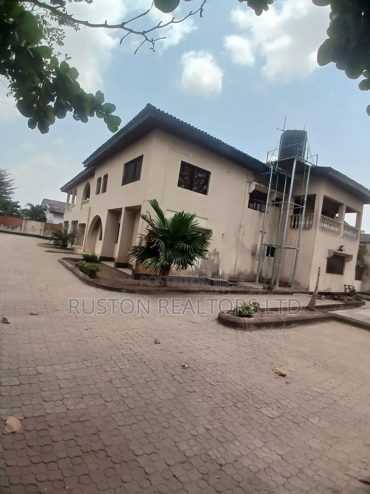 11bdrm Mansion in Bodija for rent in Bodija