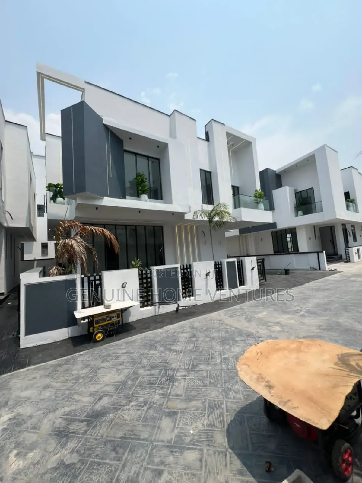 5bdrm Duplex in Chevron for sale in Chevron