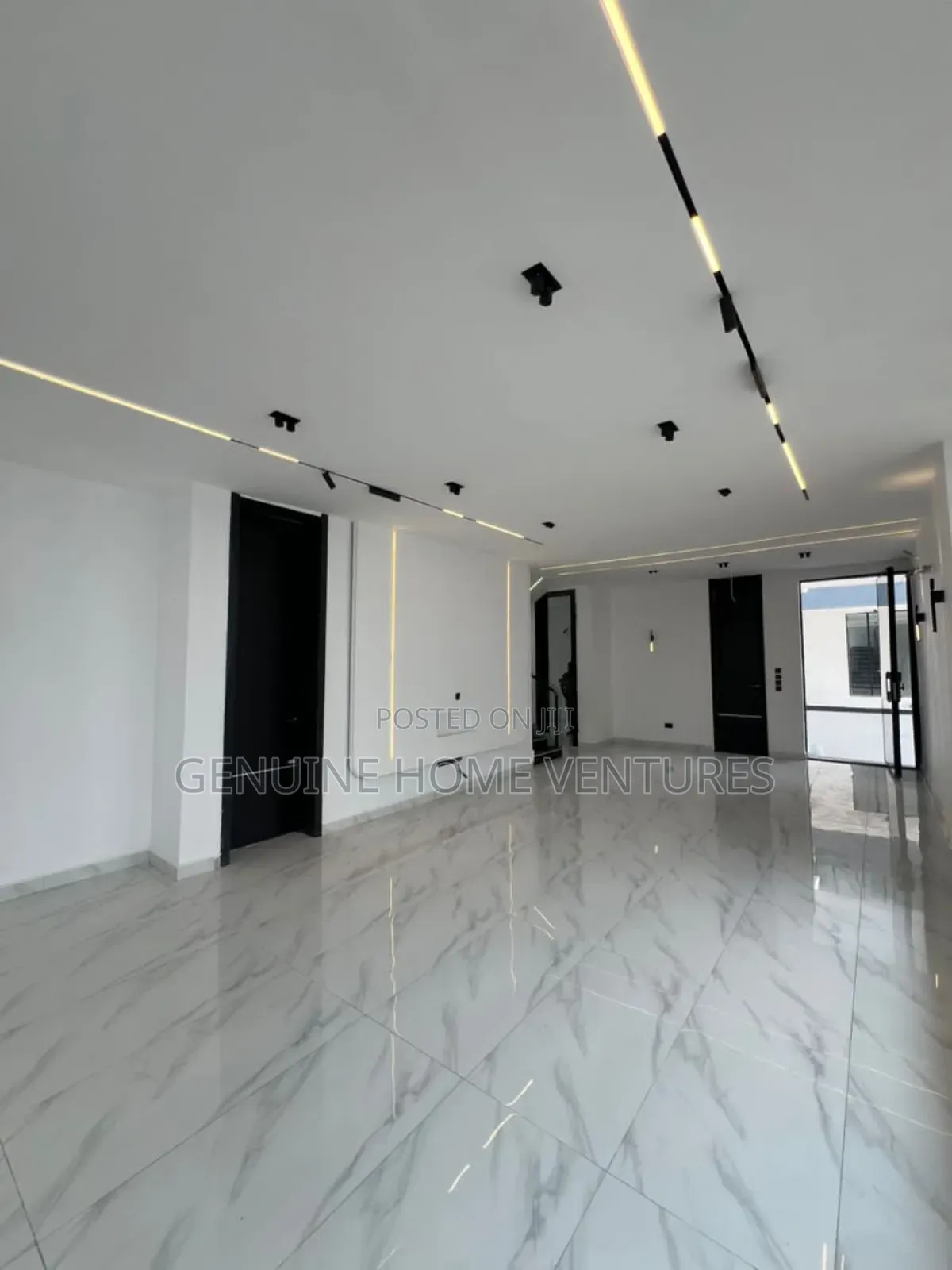 5bdrm Duplex in Chevron for sale in Chevron