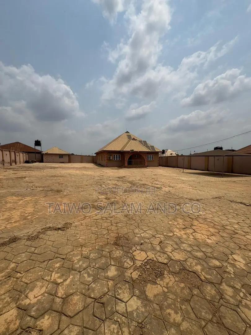 3bdrm Bungalow in Akobo for sale in Akobo