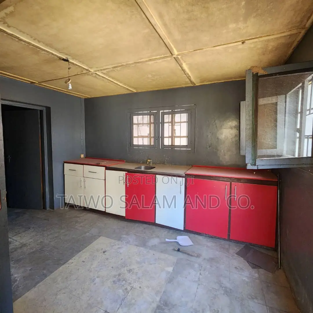 4bdrm Bungalow in Old Ife Road, Egbeda / Egbeda for sale in Egbeda / Egbeda