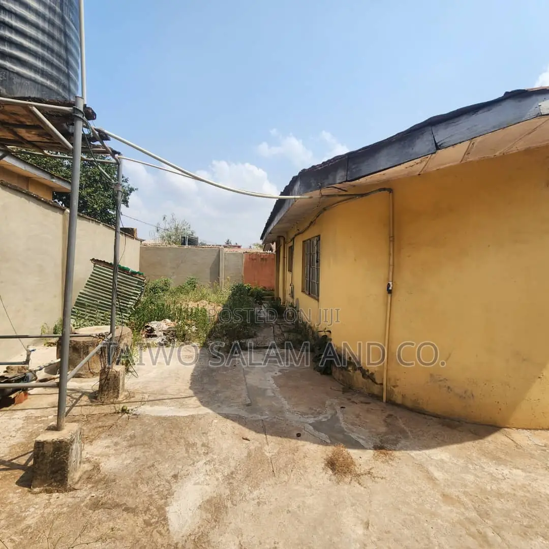 4bdrm Bungalow in Old Ife Road, Egbeda / Egbeda for sale in Egbeda / Egbeda