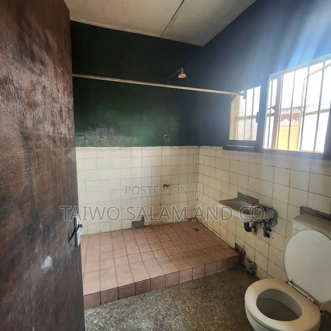 4bdrm Bungalow in Old Ife Road, Egbeda / Egbeda for sale in Egbeda / Egbeda