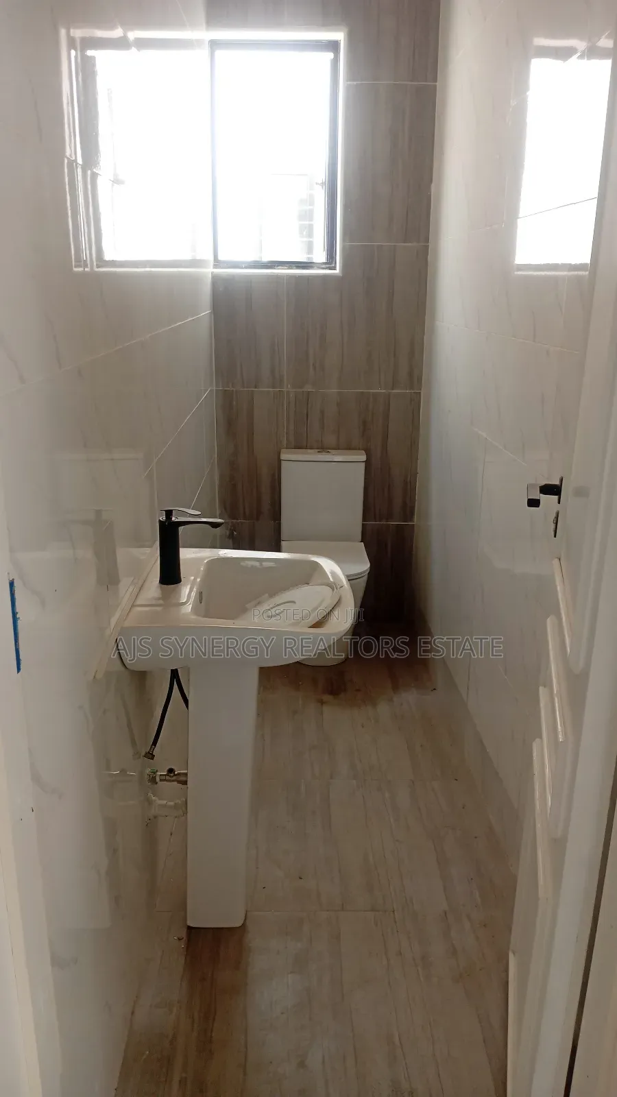 5bdrm Duplex in Ikota for sale in Ikota