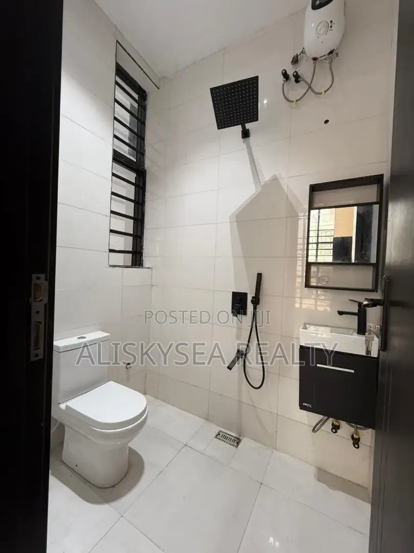 5bdrm Duplex in Chevron for sale in Chevron