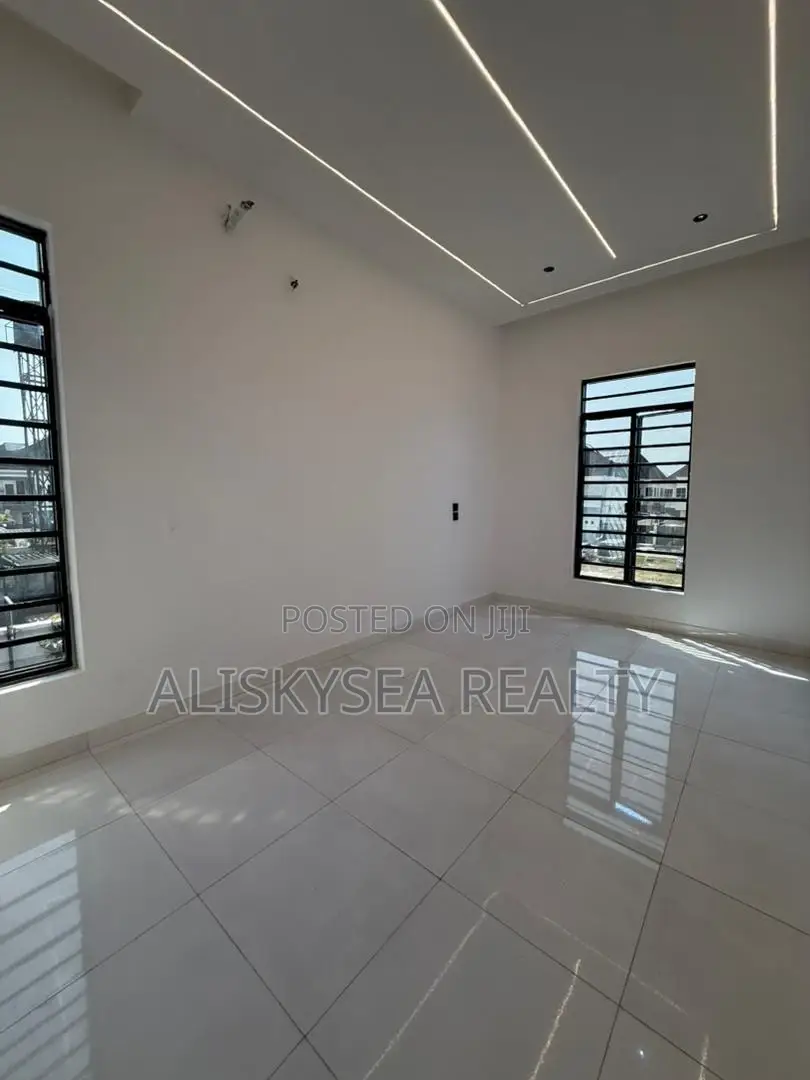 5bdrm Duplex in Chevron for sale in Chevron