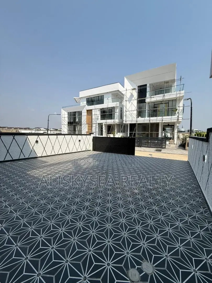5bdrm Duplex in Chevron for sale in Chevron