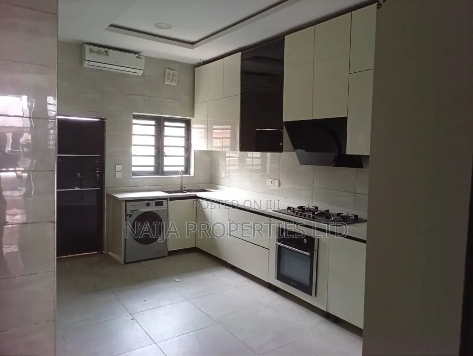 4bdrm Townhouse/Terrace in Off Adeola Odeku for sale in Adeola Odeku