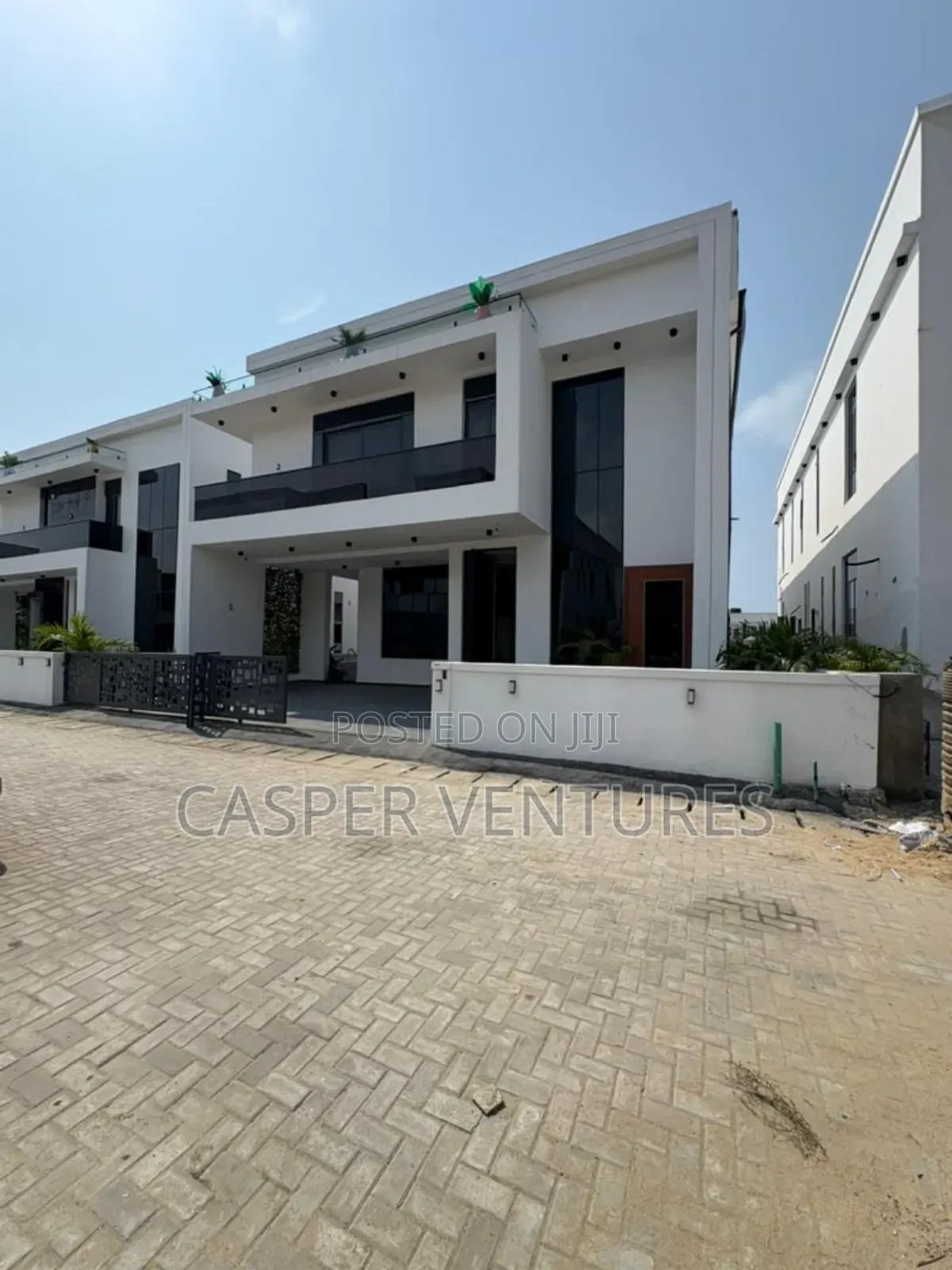 5bdrm Duplex in Chevron Drive for sale in Chevron