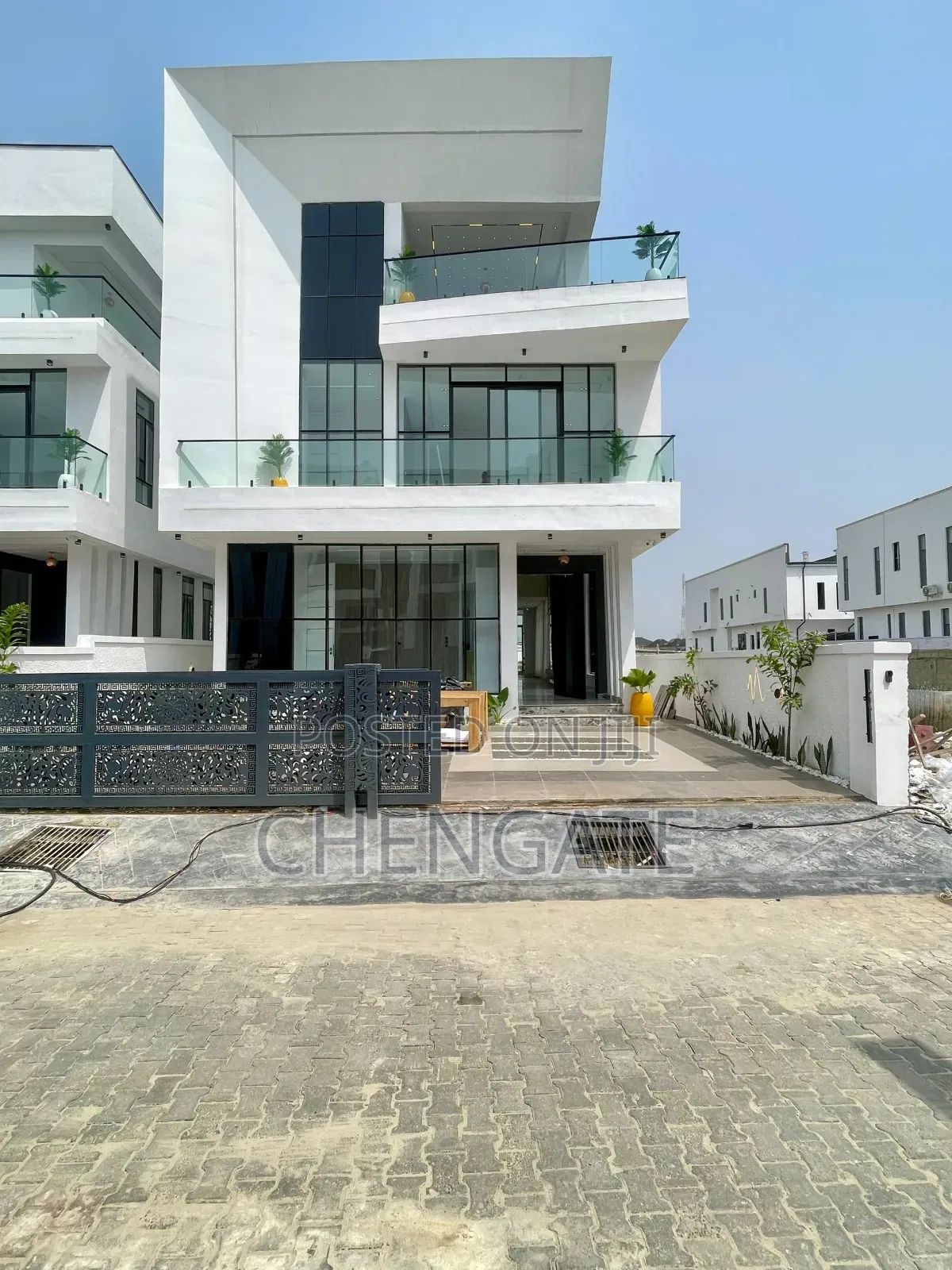 5bdrm Duplex in Chevron for sale in Chevron