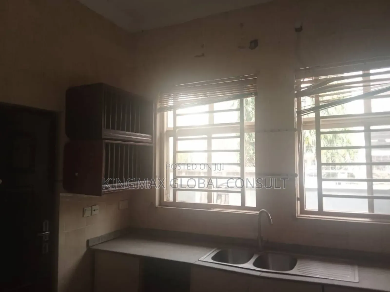 5bdrm Duplex in Prince And Princess, Kaura for sale in Kaura