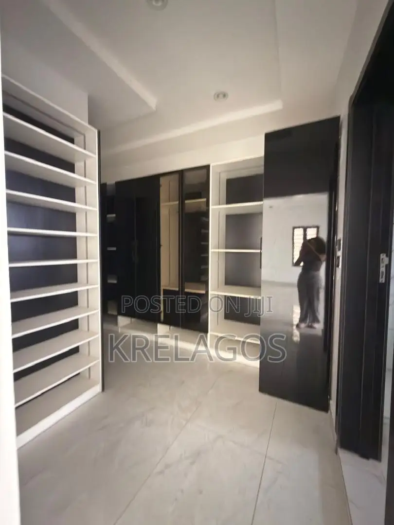 5bdrm Duplex in Ikota for sale in Ikota