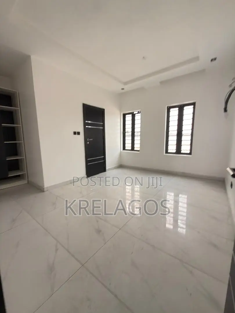 5bdrm Duplex in Ikota for sale in Ikota