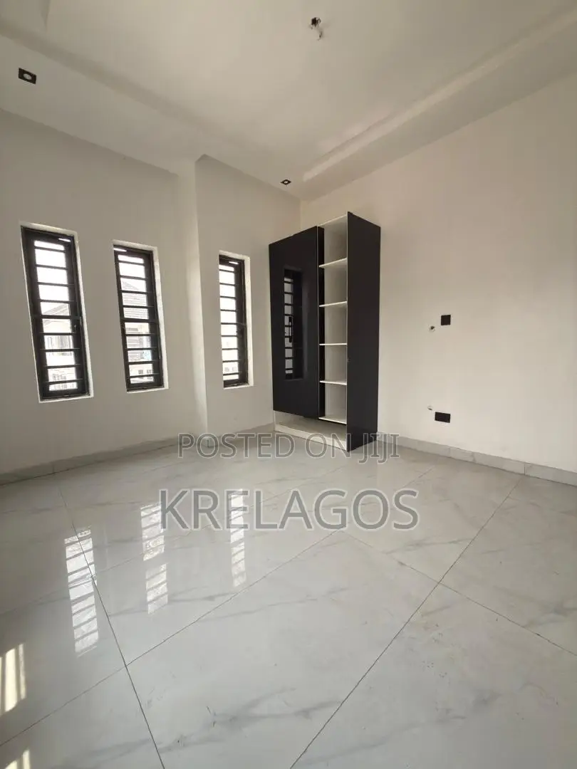 5bdrm Duplex in Ikota for sale in Ikota