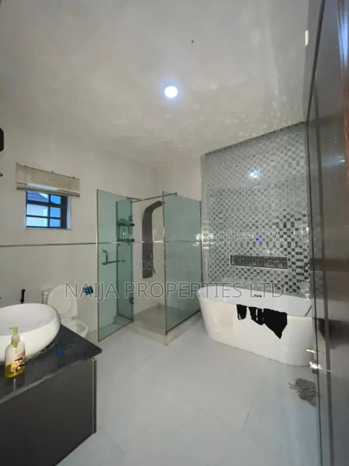 4bdrm Duplex in Idado for rent in Idado