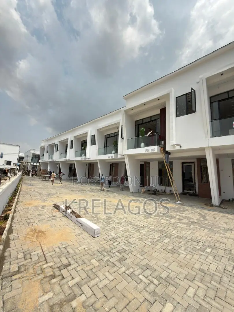 3bdrm Duplex in Ikota for sale in Ikota