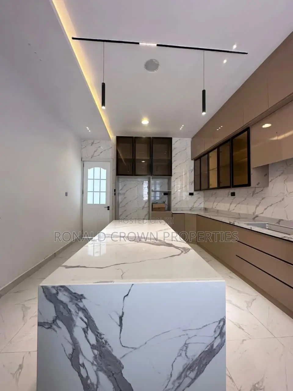 5bdrm Duplex in Ikota for sale in Ikota