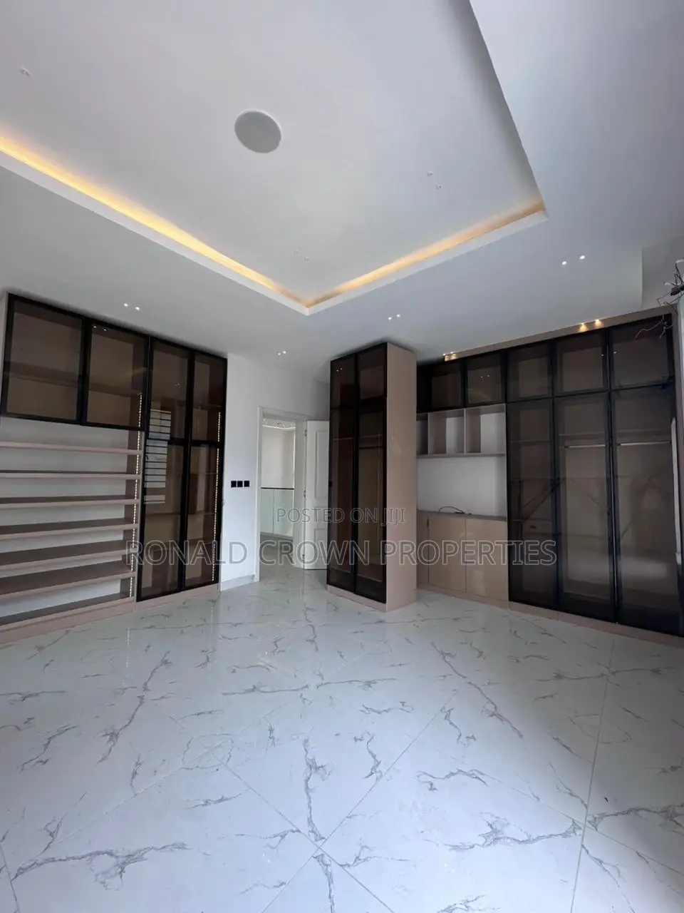 5bdrm Duplex in Ikota for sale in Ikota
