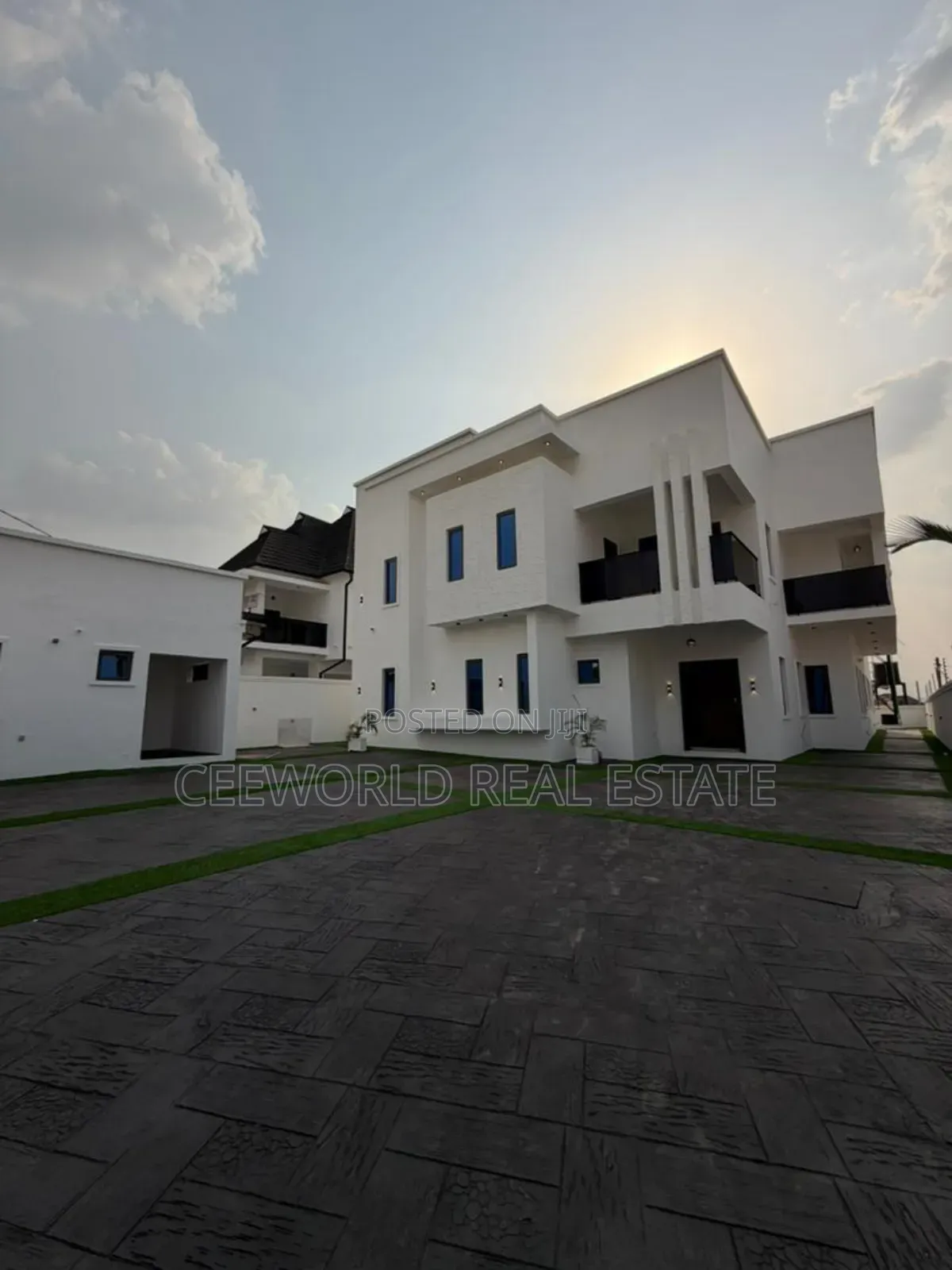 5bdrm Duplex in Olapade Agoro for sale in Oluyole Estate
