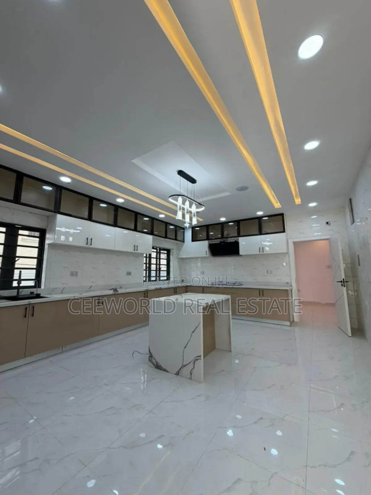 5bdrm Duplex in Olapade Agoro for sale in Oluyole Estate