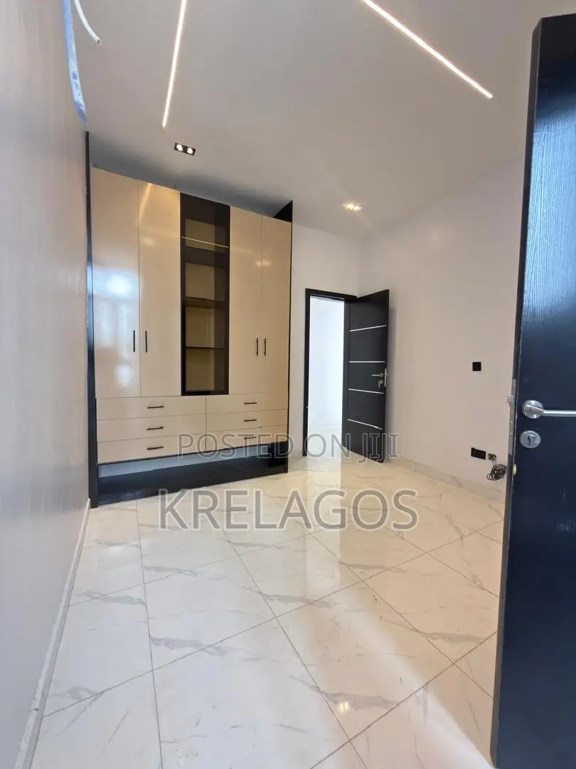 5bdrm Duplex in Ikota for sale in Ikota