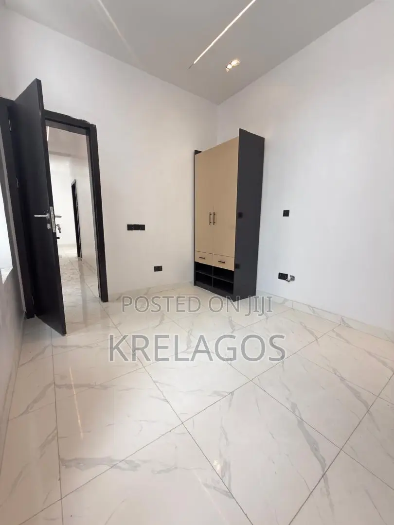 5bdrm Duplex in Ikota for sale in Ikota