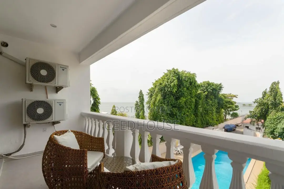 Luxurious 3/4 Bedroom Waterfront Apartment With Snooker Pool Gym in Lekki Phase 1
