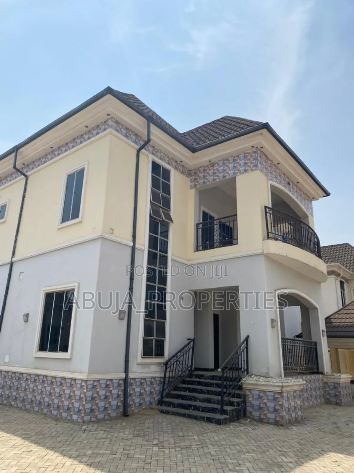 5bdrm Duplex in In A Secured Estate, Lugbe District for rent in Lugbe District