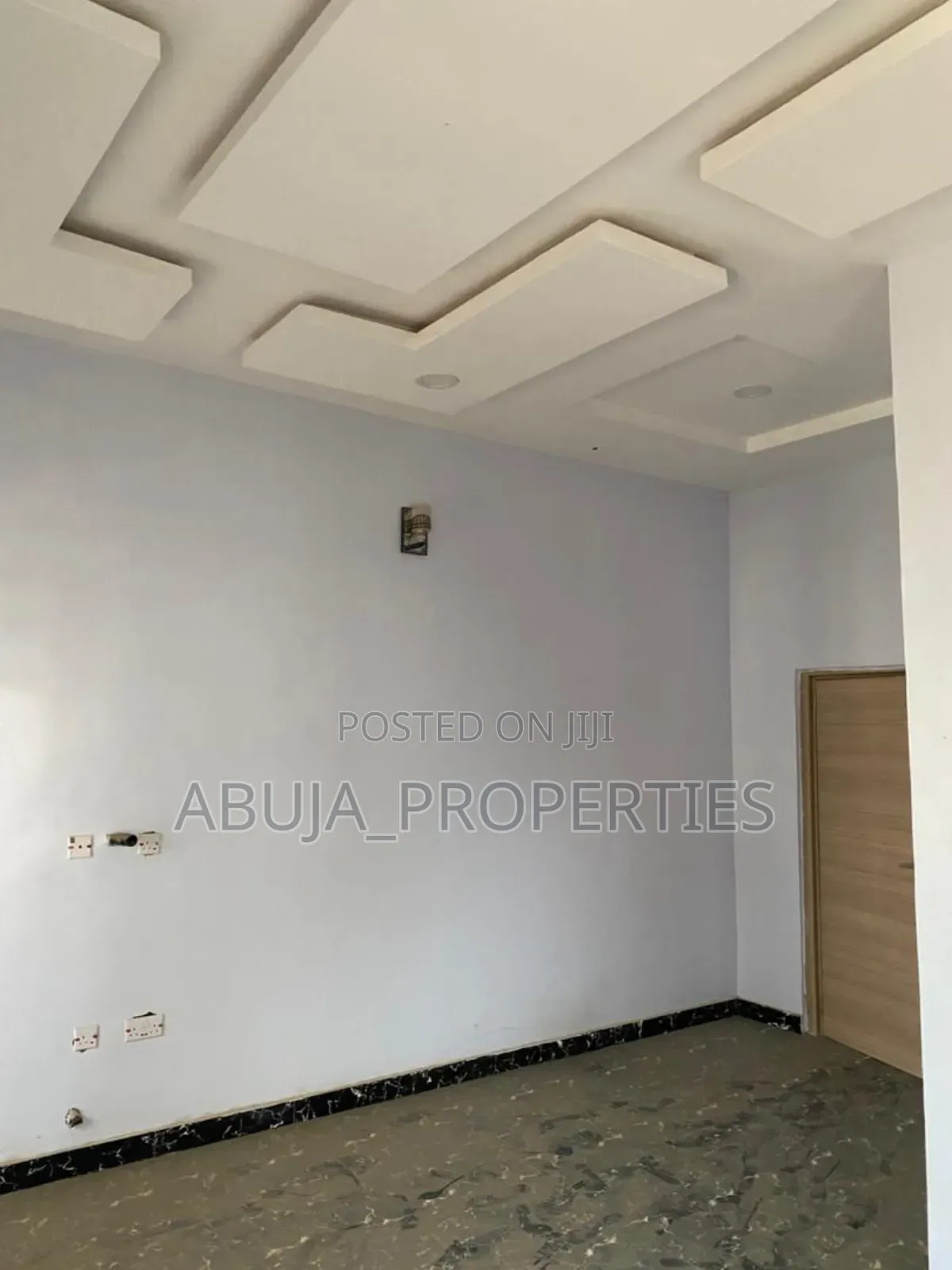 5bdrm Duplex in In A Secured Estate, Lugbe District for rent in Lugbe District