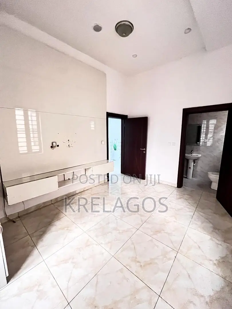 4bdrm Duplex in Ikota for sale in Ikota