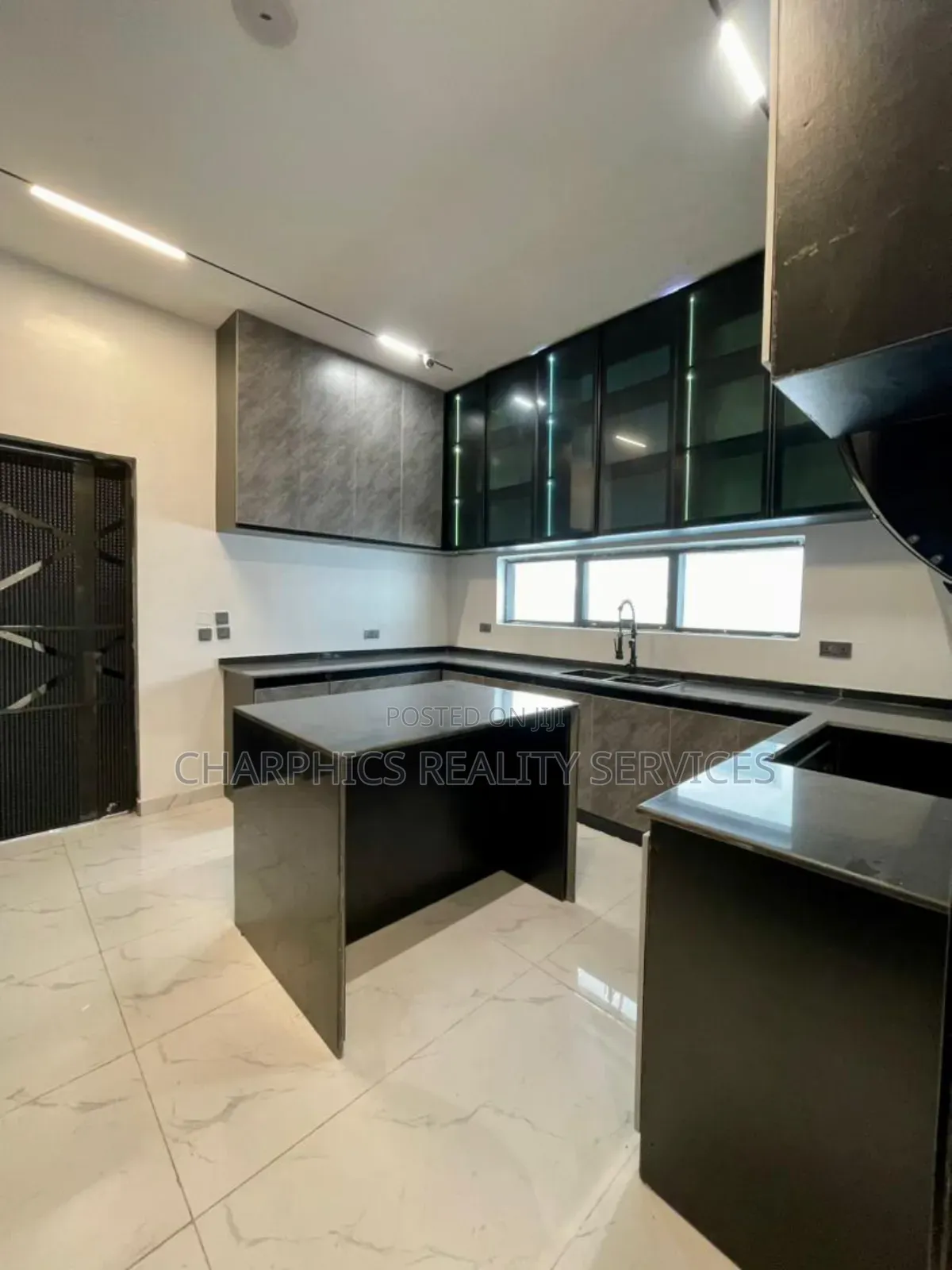 5bdrm Duplex in Lekki Phase 1 for sale in Lekki Phase 1