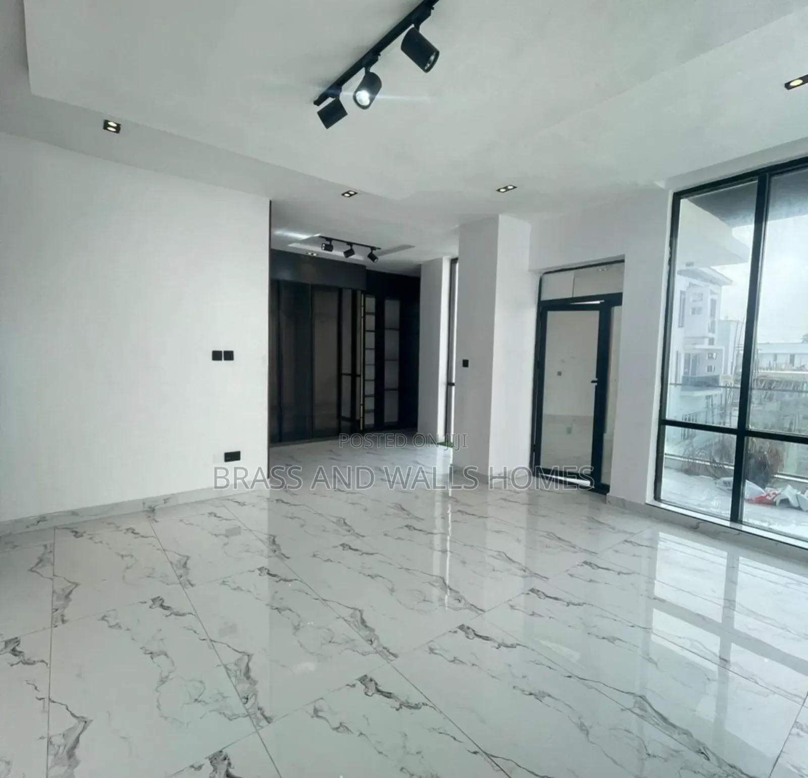 Furnished 5bdrm Duplex in Chevron for sale in Chevron