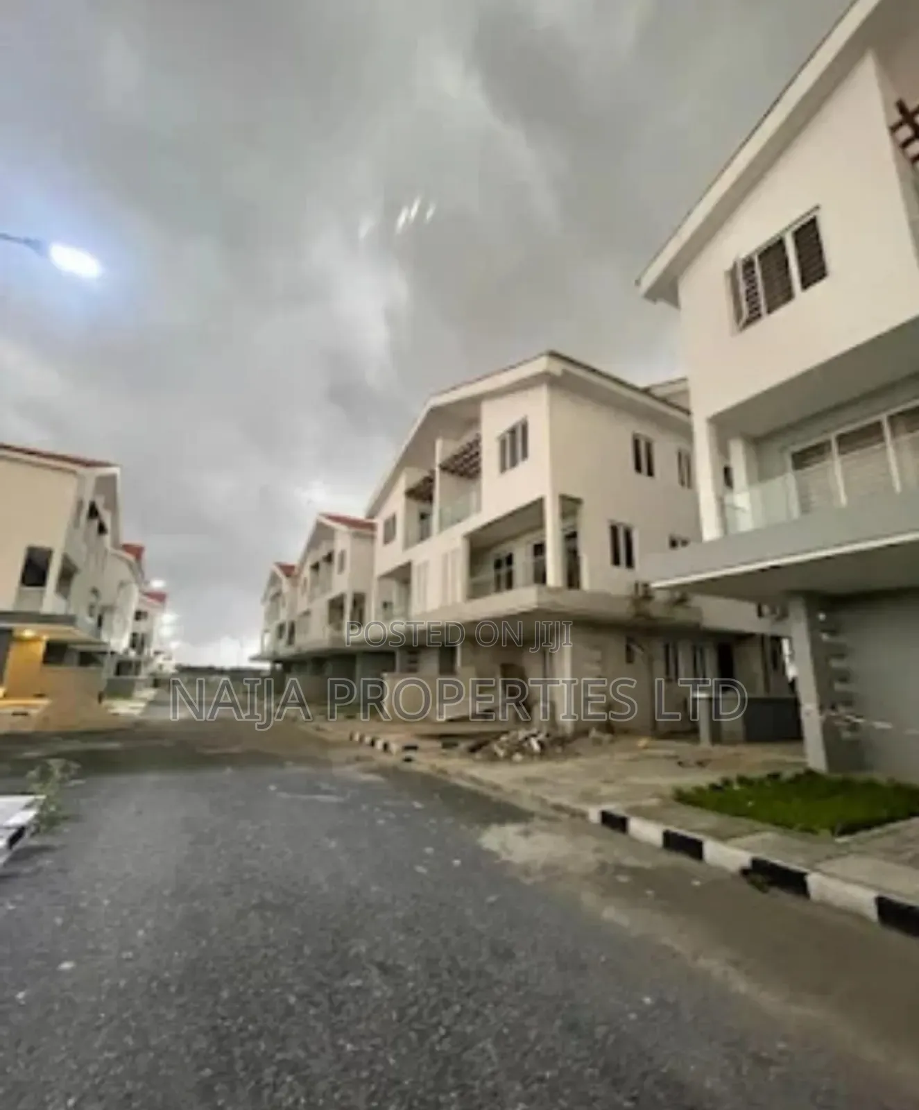 4bdrm Duplex in Chevron for rent in Chevron