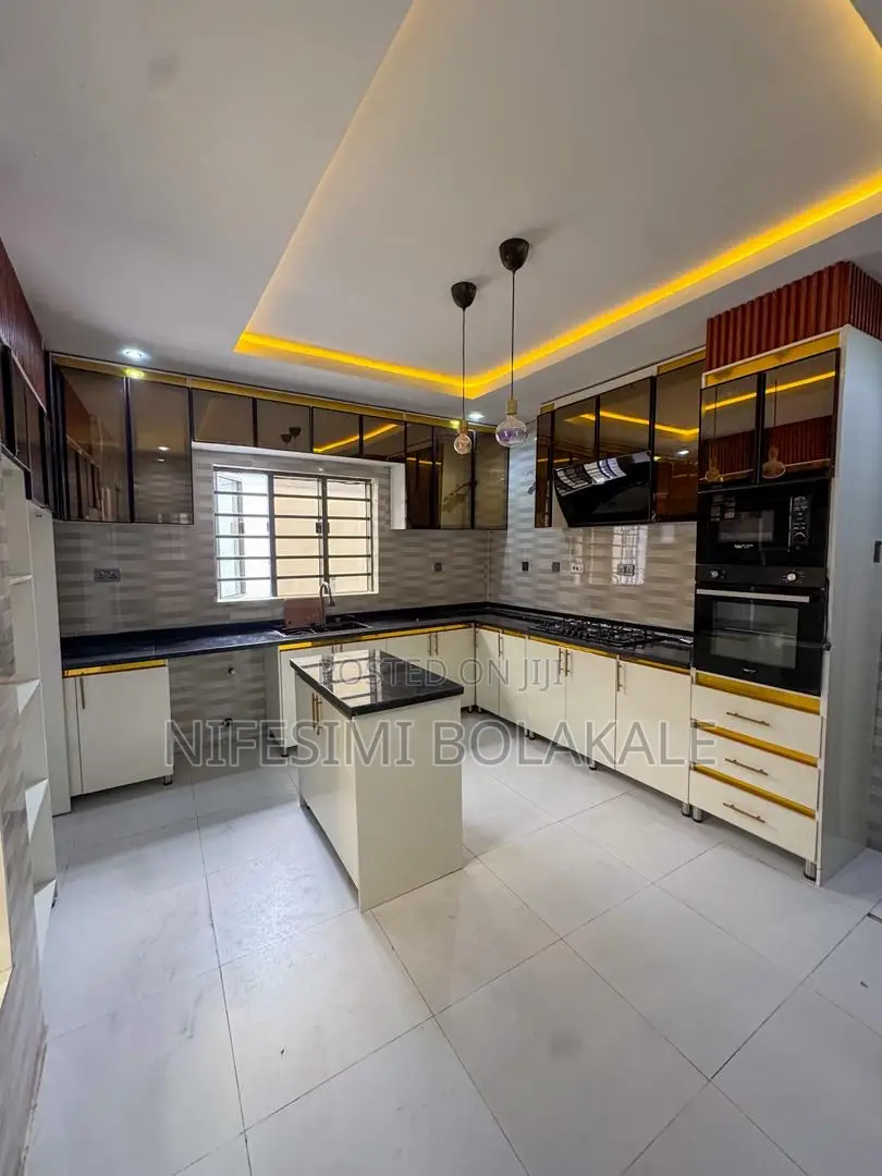 5bdrm Duplex in Zoe, Oluyole Estate, for sale in Oluyole Estate