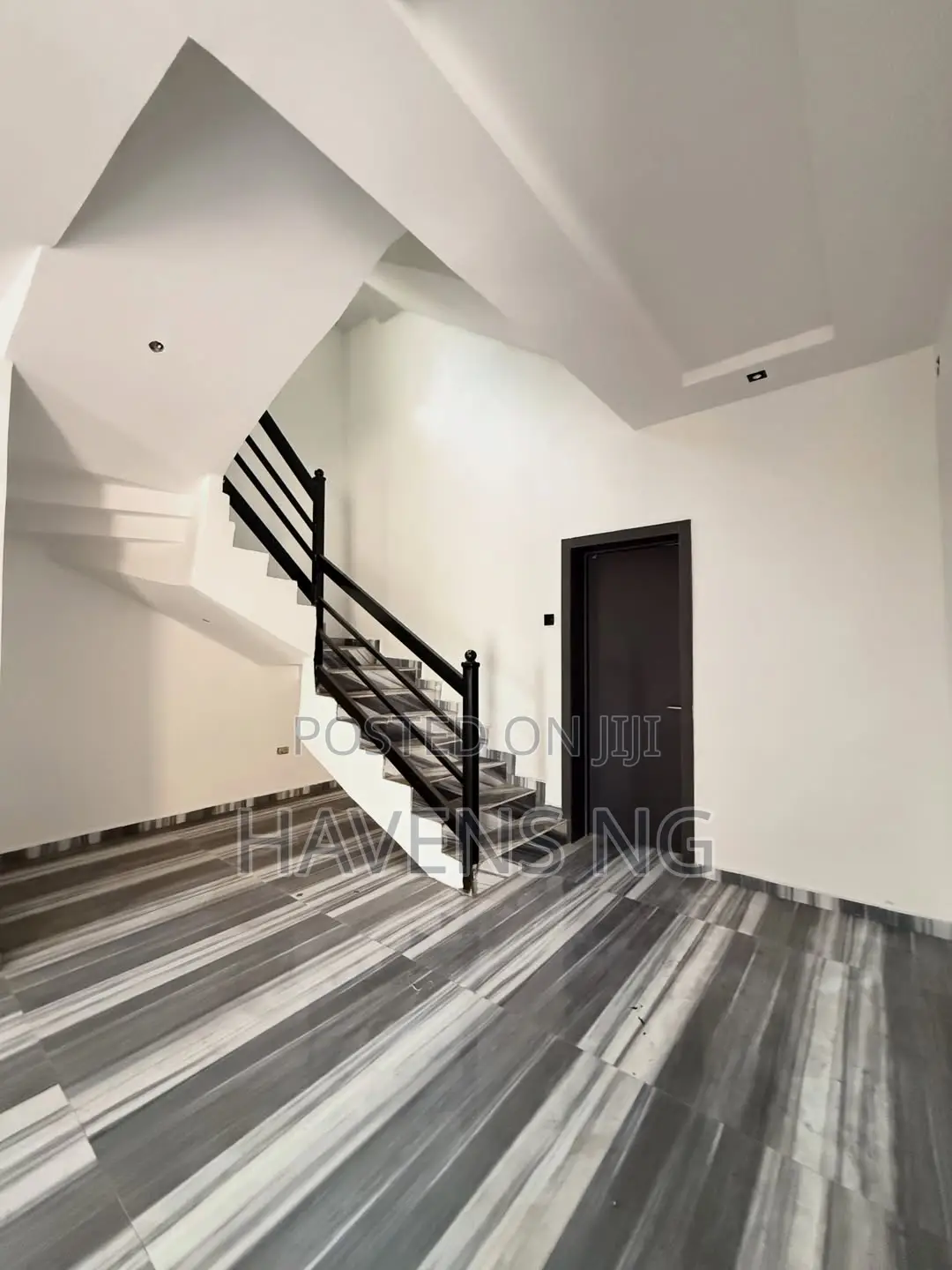 4bdrm Duplex in Chevron for sale in Chevron