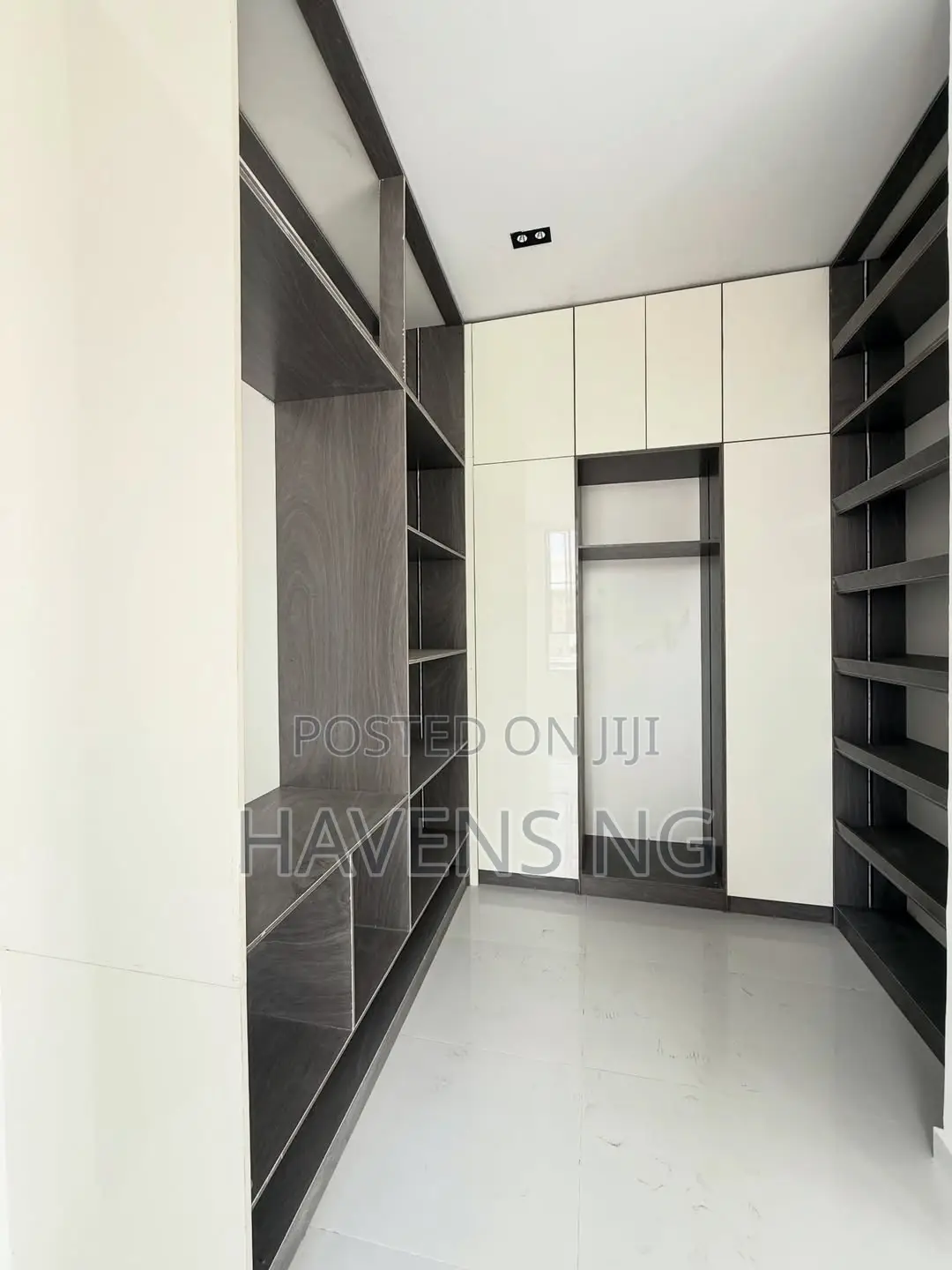 4bdrm Duplex in Chevron for sale in Chevron