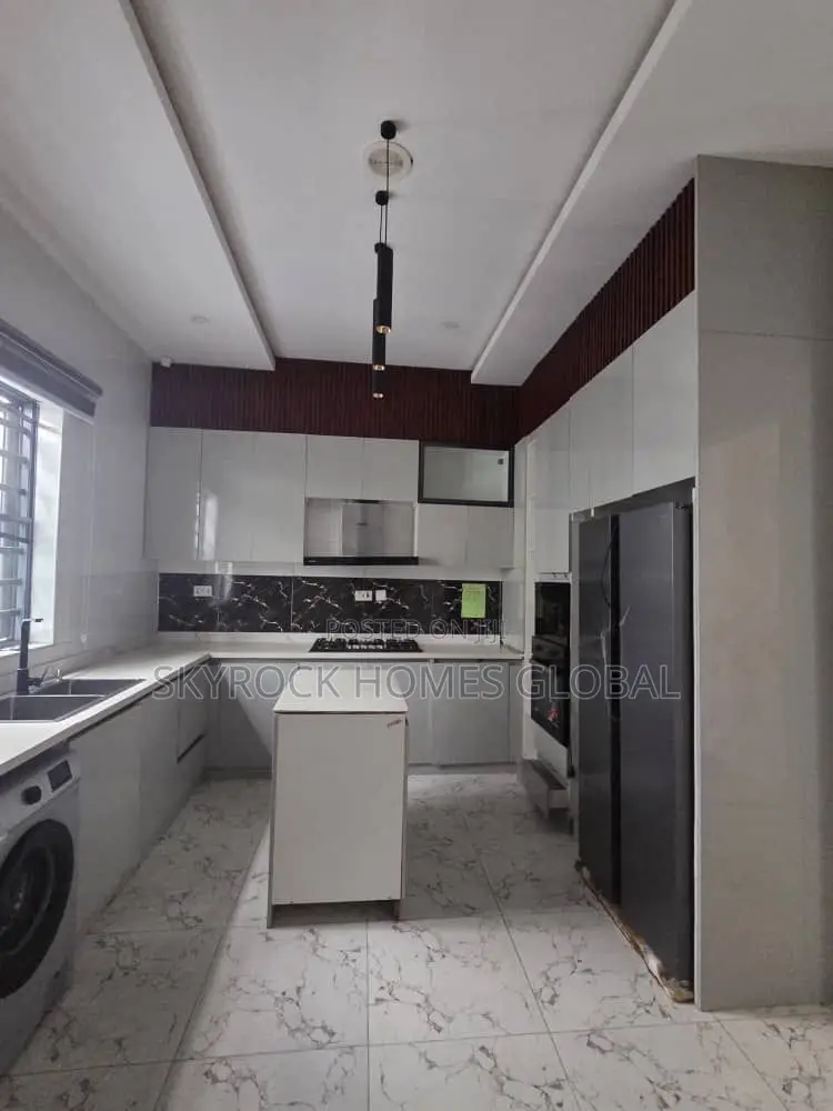 4bdrm Duplex in Chevron for rent in Chevron