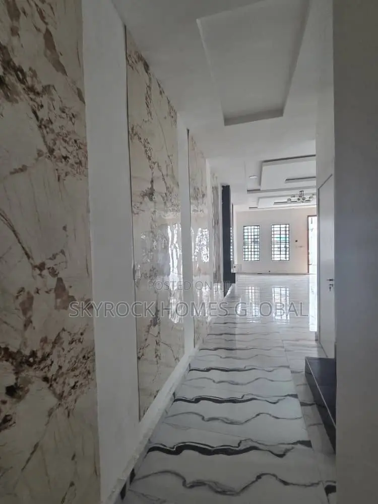 4bdrm Duplex in Chevron for rent in Chevron