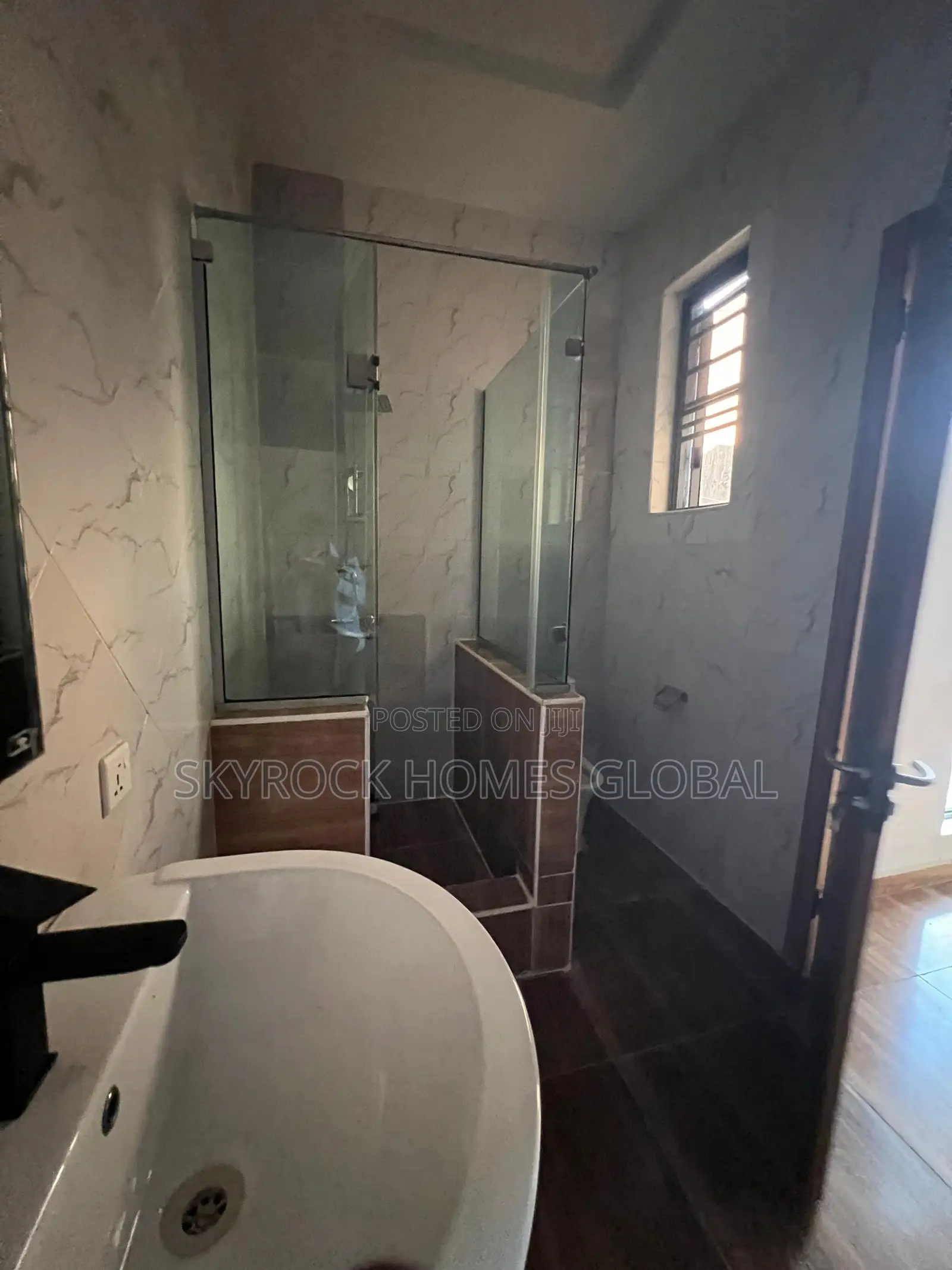 4bdrm Duplex in Chevron for rent in Chevron