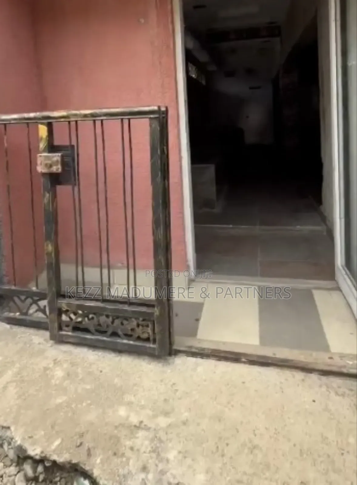 To Let : Shop at Psychiatric Hospital Rd, by Zenith Bank Rumuola Rd in Obio-Akpor