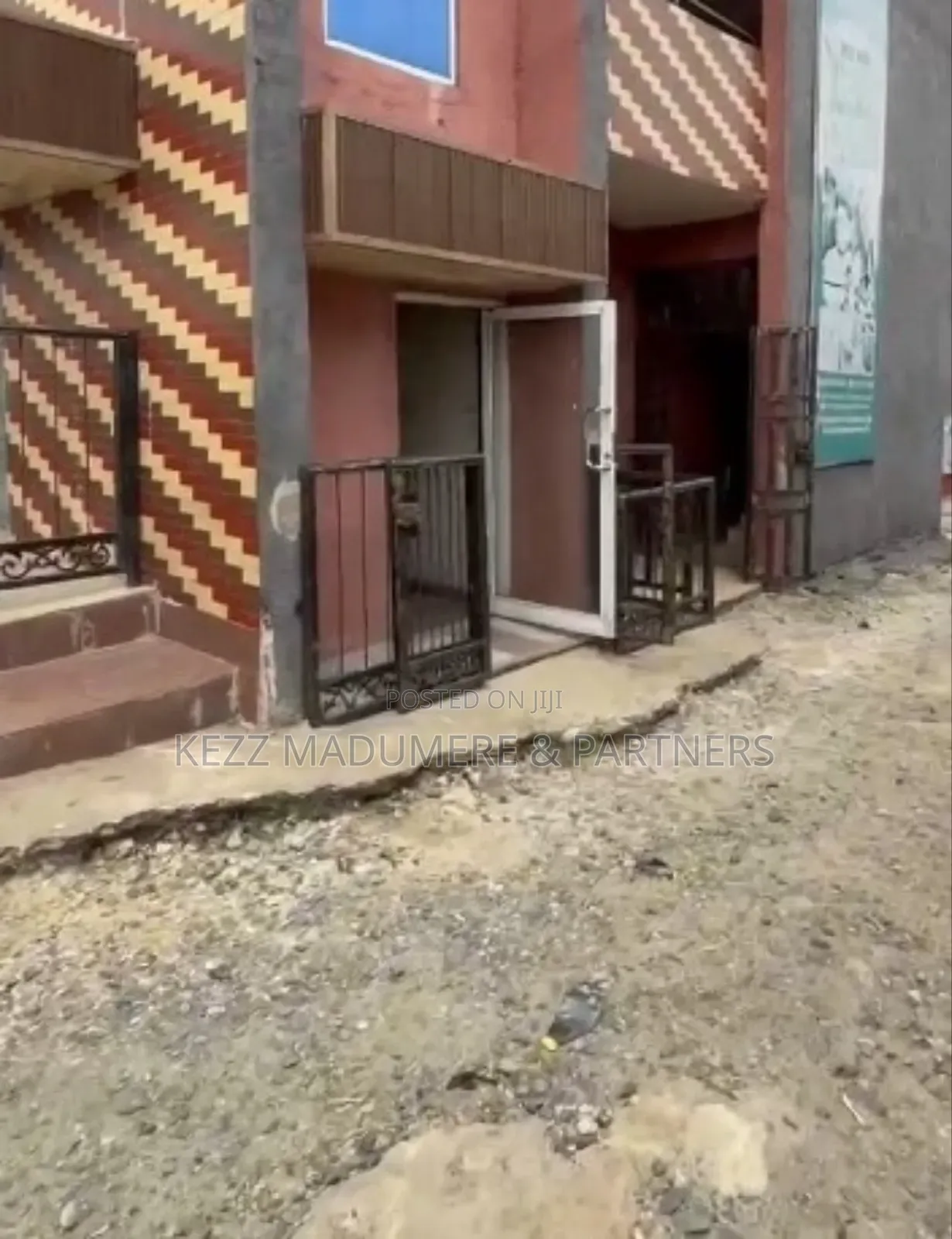 To Let / Lease : Massive Shop at Rumuokwuta/ Rumuola in Obio-Akpor