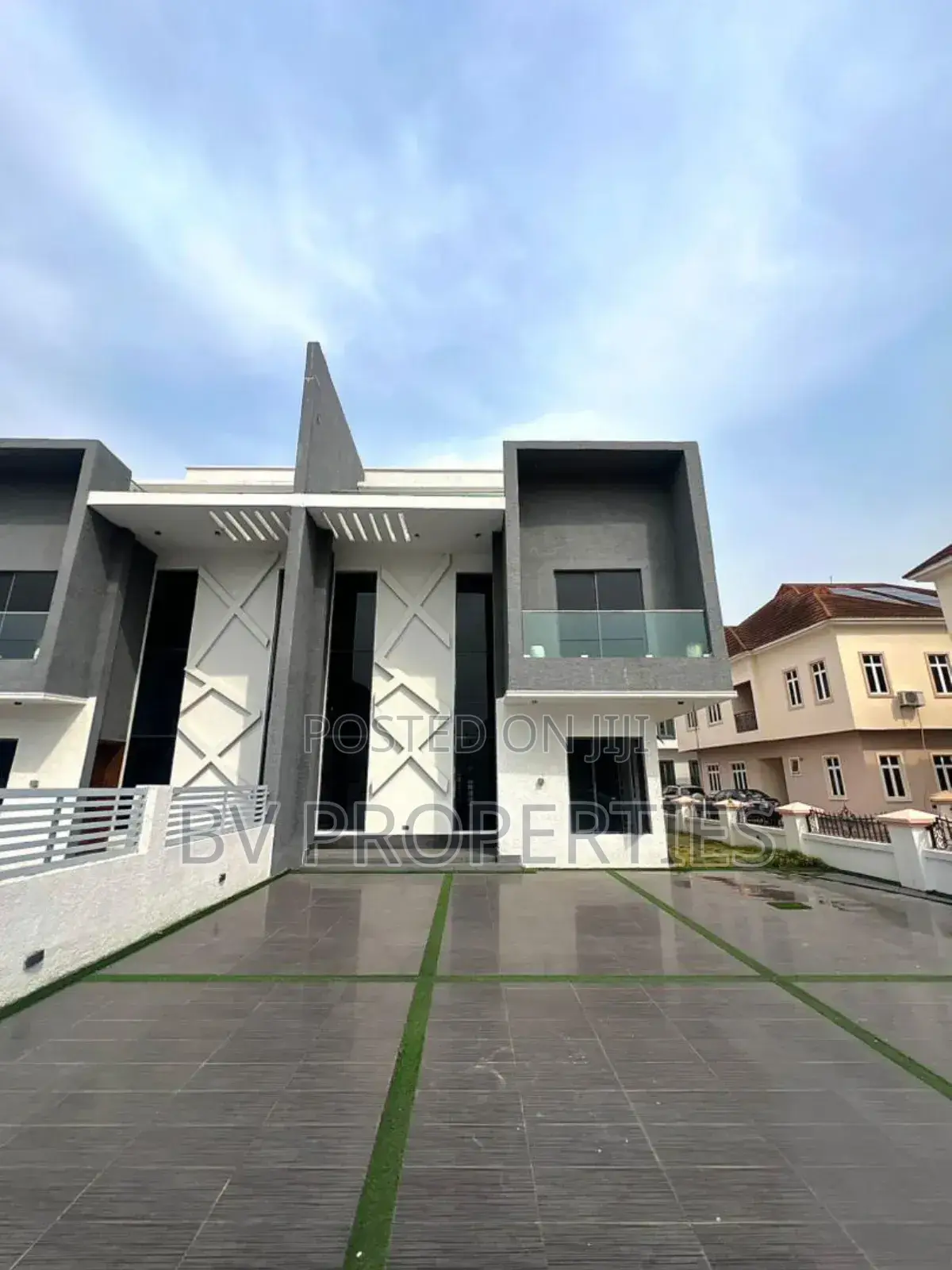 5bdrm Mansion in Osapa london for sale in Osapa london