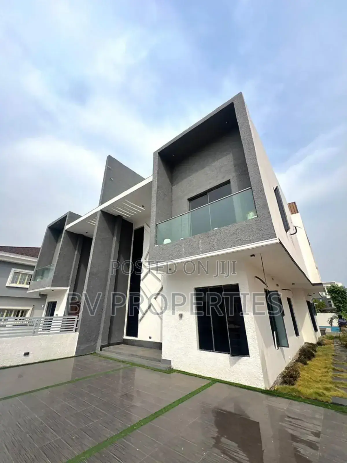 5bdrm Mansion in Osapa london for sale in Osapa london