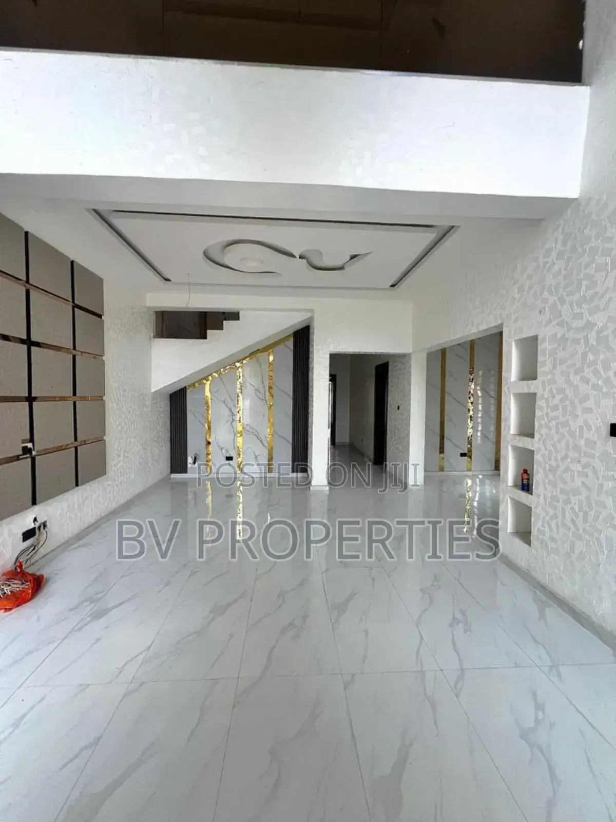 5bdrm Mansion in Osapa london for sale in Osapa london